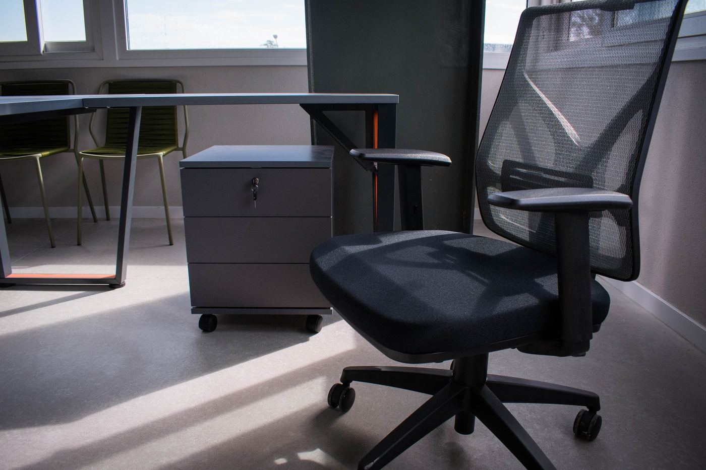 Detalle silla y cajonera