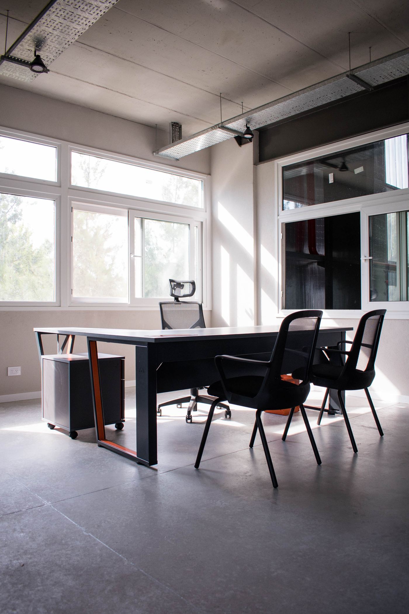 Oficina con luz natural