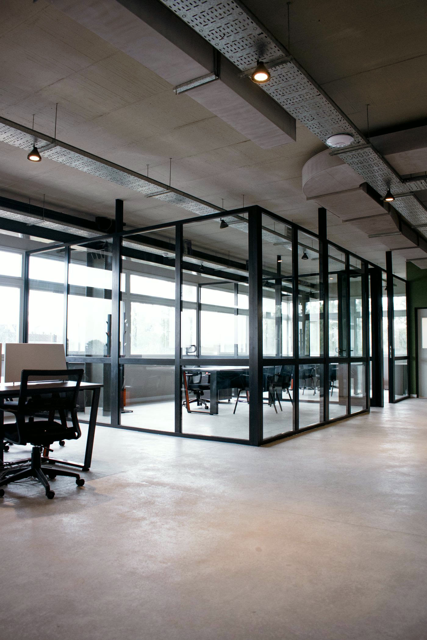 Oficinas en open plan con mamparas de vidrio